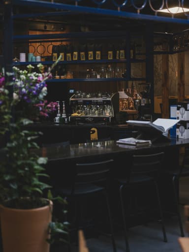 Cafes & Restaurants